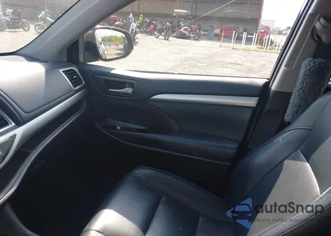 2018 Toyota Highlander Xle z USA, uszkodzony, nr VIN 5TDJZRFH3JS825072